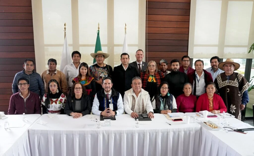 Fotografía grupal de la reunión de trabajo encabezada por el Presidente de la CODHEM, Víctor Leopoldo Delgado Pérez, con integrantes del Colectivo Intercultural de Pueblos Indígenas del Estado de México y Aucencio Valencia Largo, Consejero ciudadano representante del sector indígena.