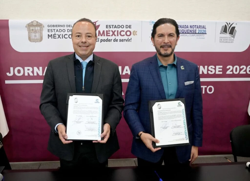 Víctor Leopoldo Delgado Pérez, presidente de la CODHEM, y Humberto Benítez González, presidente del Colegio de Notarios, muestran el convenio firmado para eliminar barreras en la fe pública, acompañados por representantes de instituciones participantes en la Jornada Notarial Mexiquense 2026.