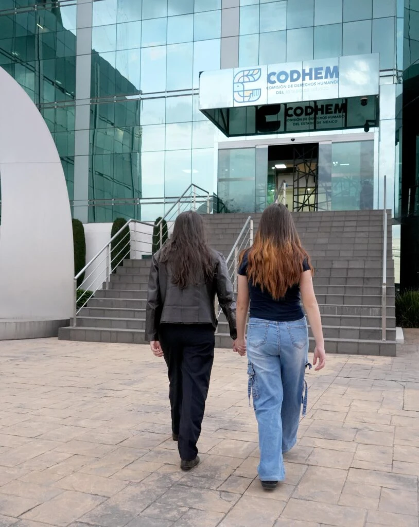 Dos personas caminan hacia el acceso principal del edificio de la Comisión de Derechos Humanos del Estado de México (CODHEM), en una imagen que acompaña el mensaje: “Hablar de bienestar animal es hablar de derechos humanos”, expresado por Víctor Delgado.