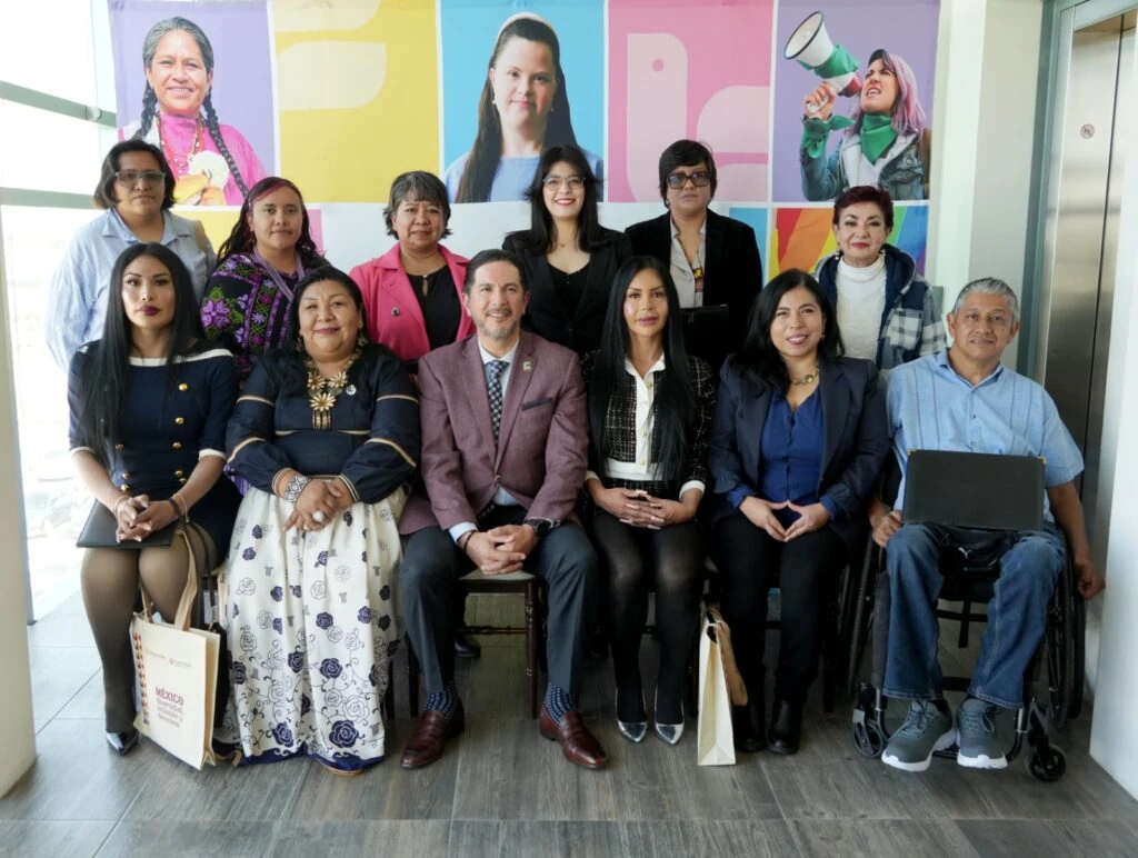 Fotografía grupal del presidente de la CODHEM, Víctor Leopoldo Delgado Pérez, con personas seleccionadas como integrantes del Consejo Ciudadano para la Prevención y Eliminación de la Discriminación para el periodo 2026-2028.
