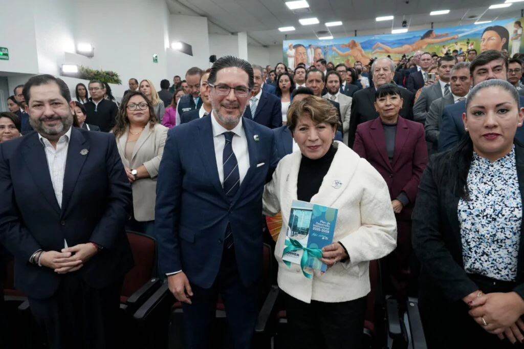 Autoridades y personas invitadas posan frente al público durante un acto institucional de la CODHEM, en el que se presentó el Plan de Desarrollo Institucional 2025-2029, con la presencia de representantes estatales, municipales, organismos autónomos y personas defensoras de derechos humanos.