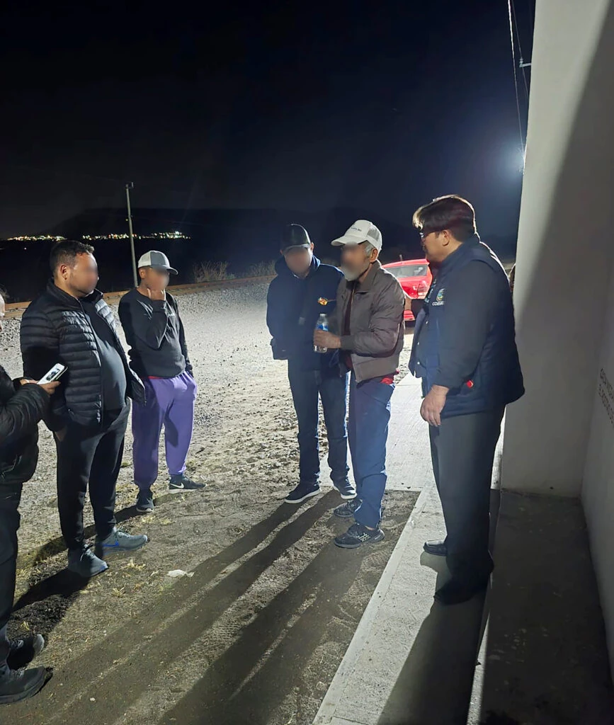 Personal de la CODHEM dialoga con personas migrantes durante una jornada de atención nocturna, como parte de los recorridos realizados en diferentes puntos del Estado de México para ofrecer orientación y apoyo humanitario.