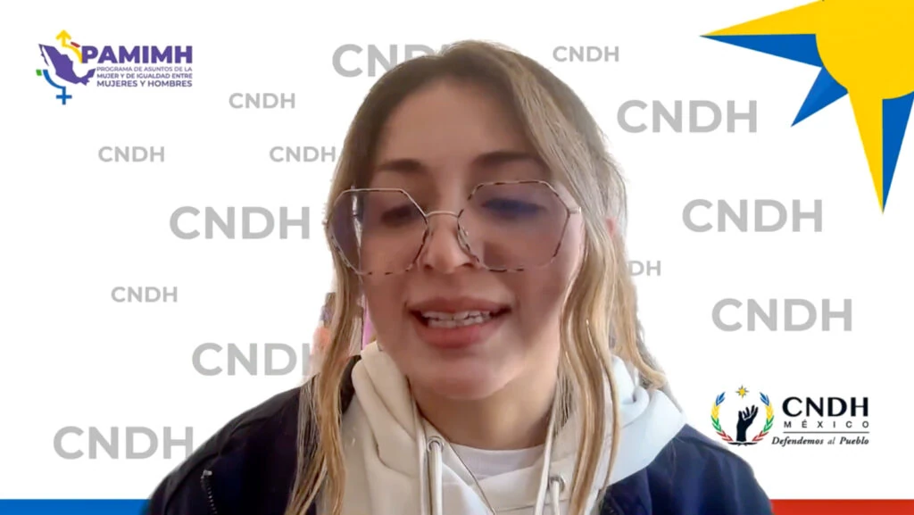 Persona participando en una videoconferencia frente a un fondo institucional con logotipos repetidos de la CNDH y del programa PAMIMH, con el emblema de la CNDH México en la parte inferior derecha.