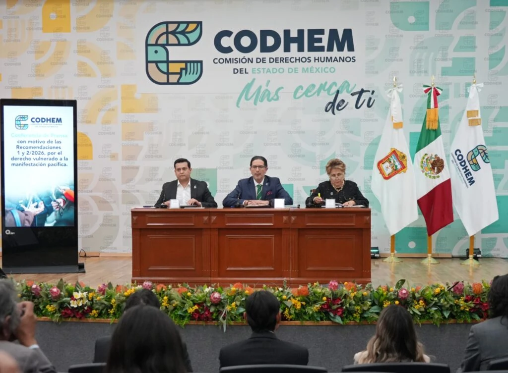 Vista general de la conferencia de prensa de la CODHEM sobre las recomendaciones 1 y 2 de 2026 al Ayuntamiento de Toluca, con un panel informativo sobre el derecho vulnerado a la manifestación pacífica.