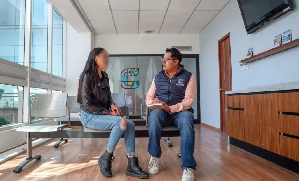 Personal de la Comisión de Derechos Humanos del Estado de México (CODHEM) brinda orientación y realiza una entrevista a una persona en una sala de atención institucional. La actividad forma parte de las acciones de revisión y acompañamiento relacionadas con casos que podrían ser sujetos de amnistía, garantizando el acceso a la información y la protección de los derechos humanos.