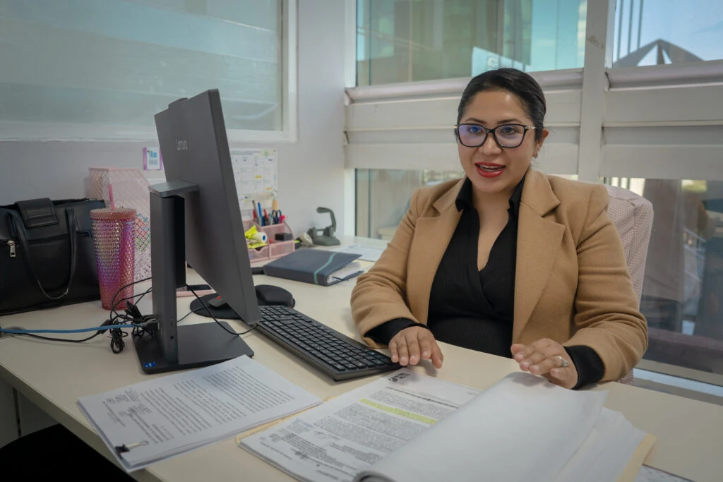 Persona servidora pública de la CODHEM analiza documentos y brinda orientación durante una entrevista de seguimiento a casos revisados en el penal de Santiaguito para identificar posibles beneficiarios de la amnistía conforme a la legislación aplicable.