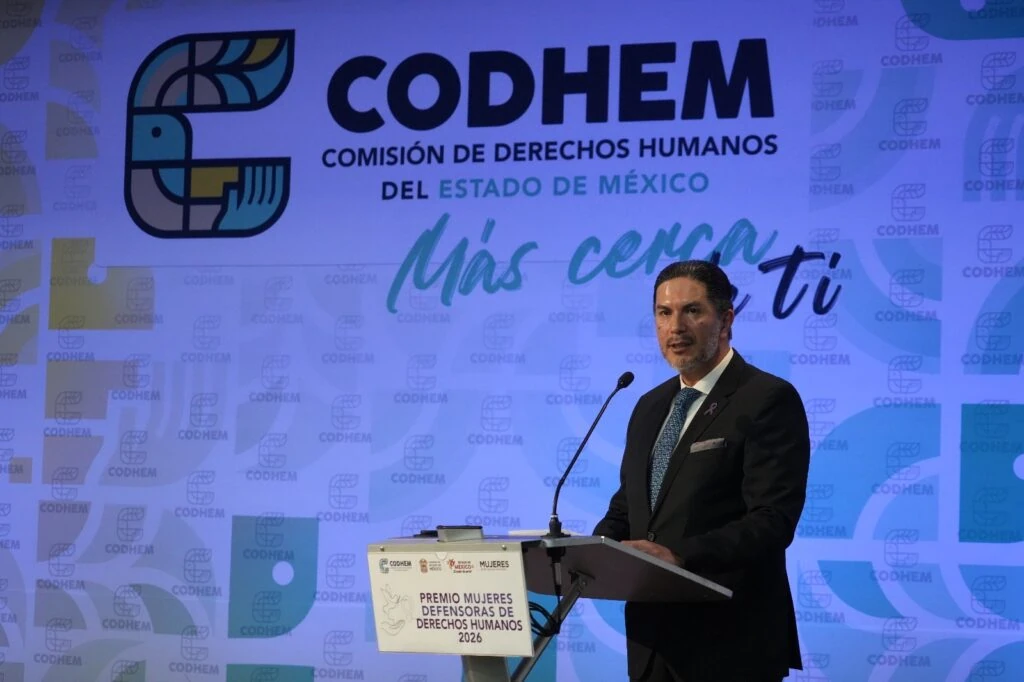 Intervención en tribuna durante la ceremonia del Premio Mujeres Defensoras de Derechos Humanos 2026, organizada por la CODHEM para reconocer la trayectoria, el compromiso y la contribución de mujeres defensoras a la promoción y protección de los derechos humanos.
