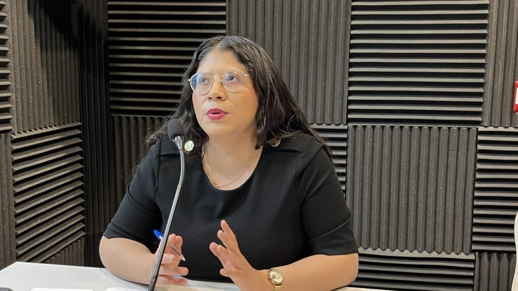 Participante de un programa o entrevista en cabina de grabación acondicionada acústicamente, durante una conversación relacionada con derechos humanos. La actividad forma parte de las acciones de difusión de la Comisión de Derechos Humanos del Estado de México en el marco de la participación de su presidente, Víctor Leopoldo Delgado Pérez, en la Primera Sesión Ordinaria 2026 Zona Este de la Federación Mexicana de Organismos Públicos de Derechos Humanos.