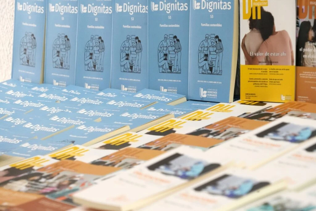 Ejemplares de la revista Dignitas de la Comisión de Derechos Humanos del Estado de México (CODHEM), edición número 53 titulada “Familias sostenibles”, exhibidos durante su presentación pública junto con otras publicaciones institucionales.