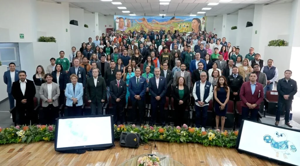 Fotografía grupal de personas asistentes y participantes del Congreso “Derecho a la cultura física y la práctica del deporte en el marco del Mundial de Futbol 2026”, durante la inauguración encabezada por el Presidente de la CODHEM, Víctor Leopoldo Delgado Pérez.