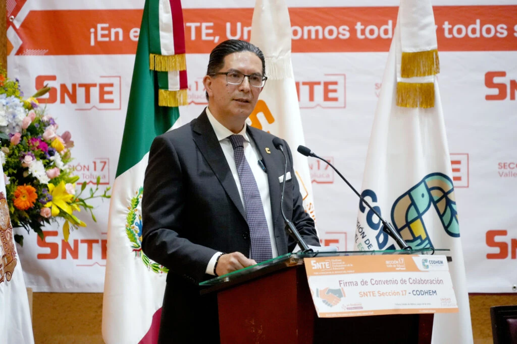 El Presidente de la Comisión de Derechos Humanos del Estado de México (CODHEM), Víctor Leopoldo Delgado Pérez, dirige un mensaje desde el pódium durante la firma del convenio con el SNTE Sección 17 Valle de Toluca. En su intervención señaló que la educación es un derecho humano fundamental y una herramienta clave para promover el respeto y la protección de los derechos humanos.