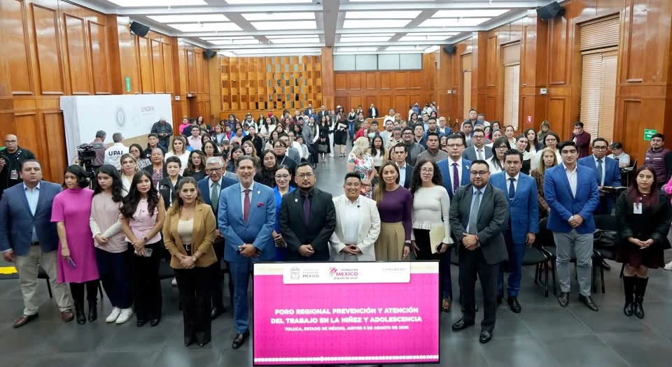 Fotografía grupal de autoridades, especialistas y asistentes durante el Foro Regional de Prevención y Atención del Trabajo en la Niñez y Adolescencia, realizado en Toluca, Estado de México, con amplia participación institucional y ciudadana.