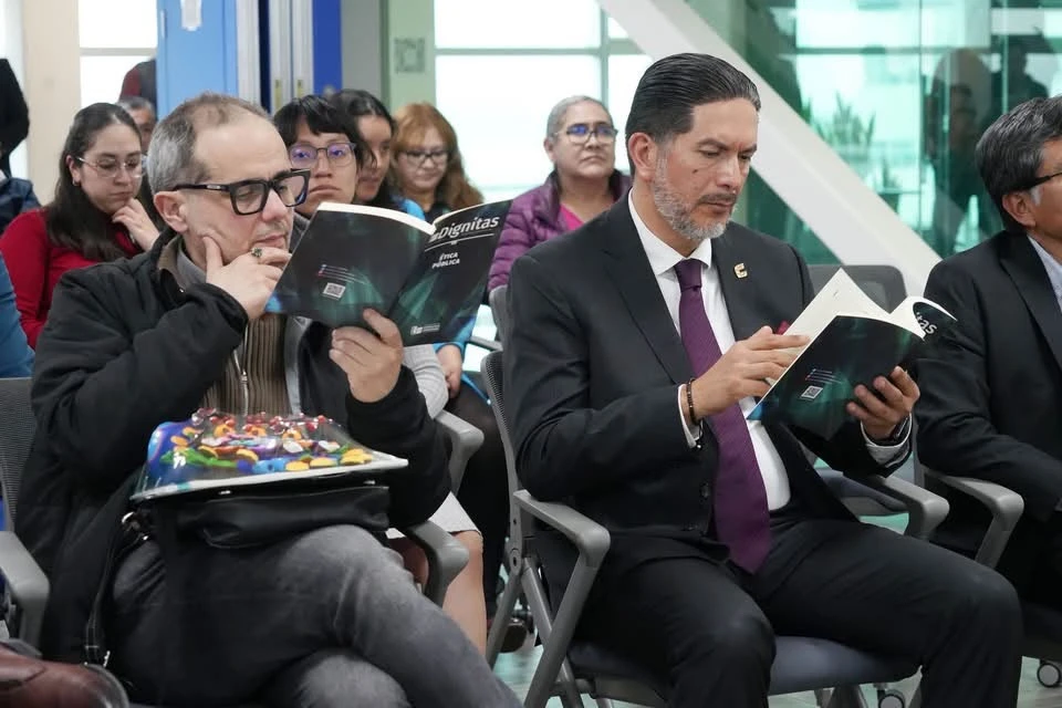 Personas asistentes consultan ejemplares de la revista Dignitas durante la presentación del número 49, dedicada al análisis de los retos éticos de la inteligencia artificial, en un evento organizado por la CODHEM.