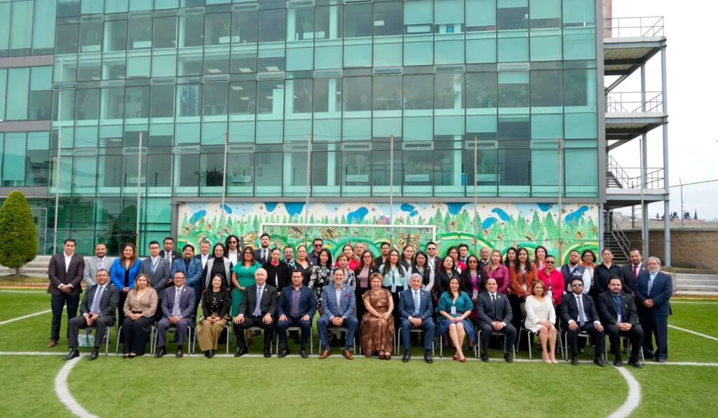 Fotografía grupal de personal de las visitadurías generales, especializadas y adjuntas de la CODHEM, reunido en las instalaciones institucionales tras una jornada de trabajo orientada a fortalecer los procedimientos de investigación y los mecanismos de atención a personas usuarias.
