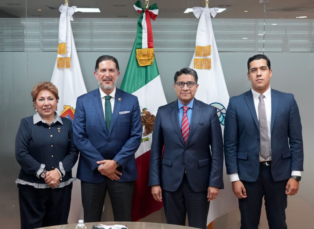 Representantes de la CODHEM y la COBUPEM muestran los convenios firmados de coordinación institucional, acuerdo mediante el cual ambas instancias trabajarán de manera coordinada en capacitación, fortalecimiento de la difusión de fichas de búsqueda y mejora de la atención a familiares de personas desaparecidas.