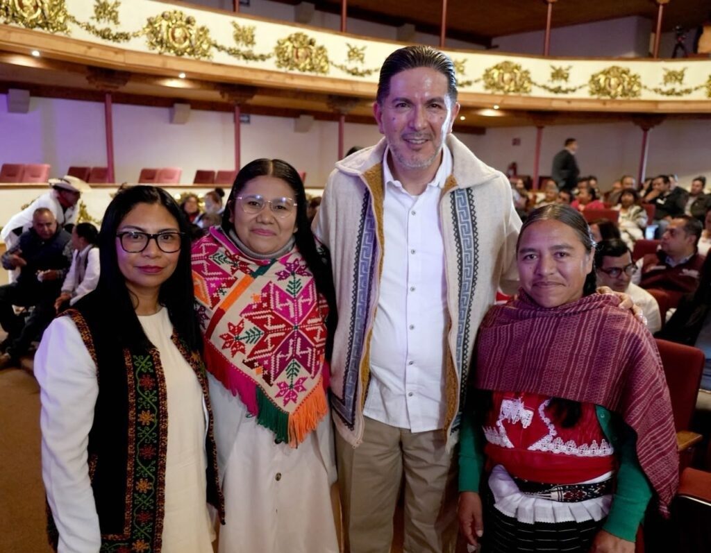 Persona realiza una intervención desde un atril durante un evento público organizado por la CODHEM, mientras asistentes observan la actividad desde el área destinada al público.