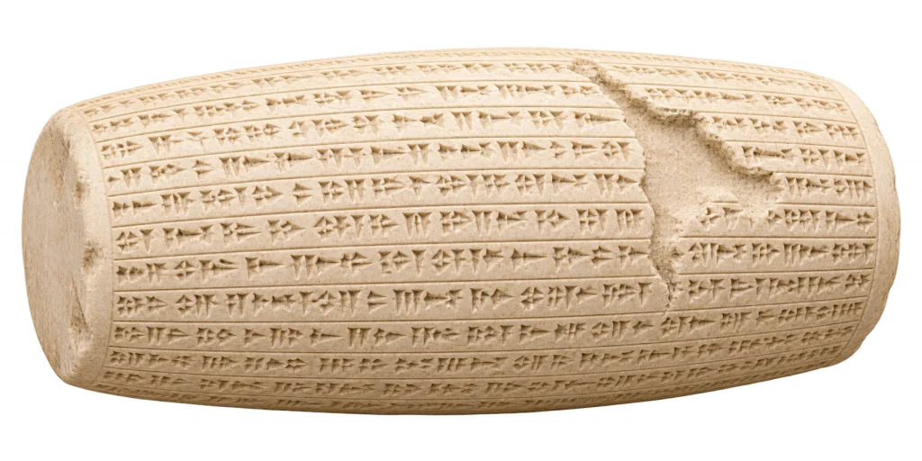 Cilindro de arcilla con inscripciones cuneiformes distribuidas en varias líneas, representado en posición horizontal y con una fractura visible en uno de sus extremos.